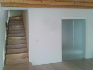 porta vetro satinato con cassa legno laccato vetro float trasparente vetra srl vetrate artistiche udine pordenone treviso alessandra rosso vetra (6)                             